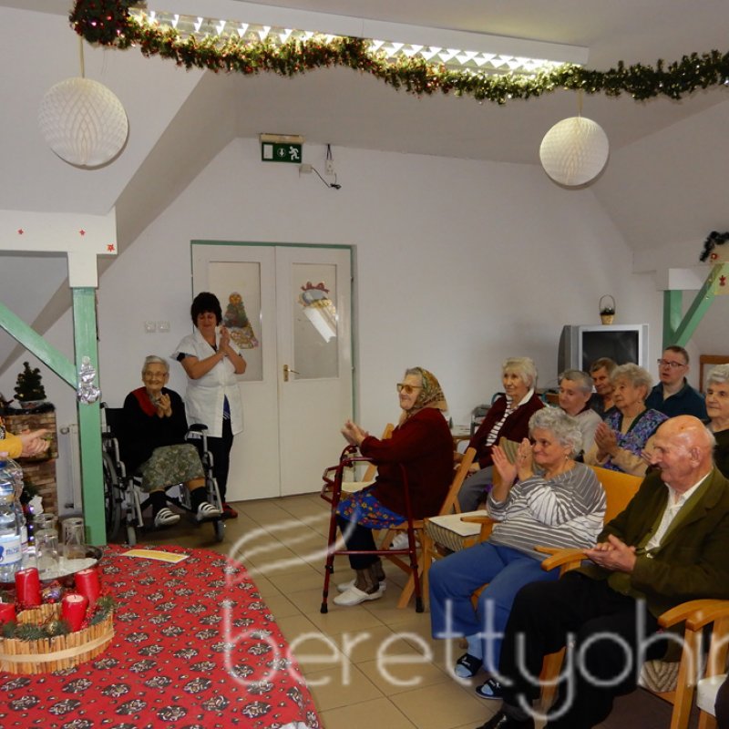 Mesét kaptak ajándékba 23